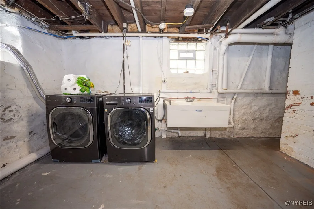 555 West Ferry Street, Buffalo, New York 14222, Buffalo, New York 14222, 4 Bedrooms Bedrooms, 7 Rooms Rooms,1 BathroomBathrooms,Residential,For Sale,555 West Ferry Street, Buffalo, New York 14222,0,B1648956