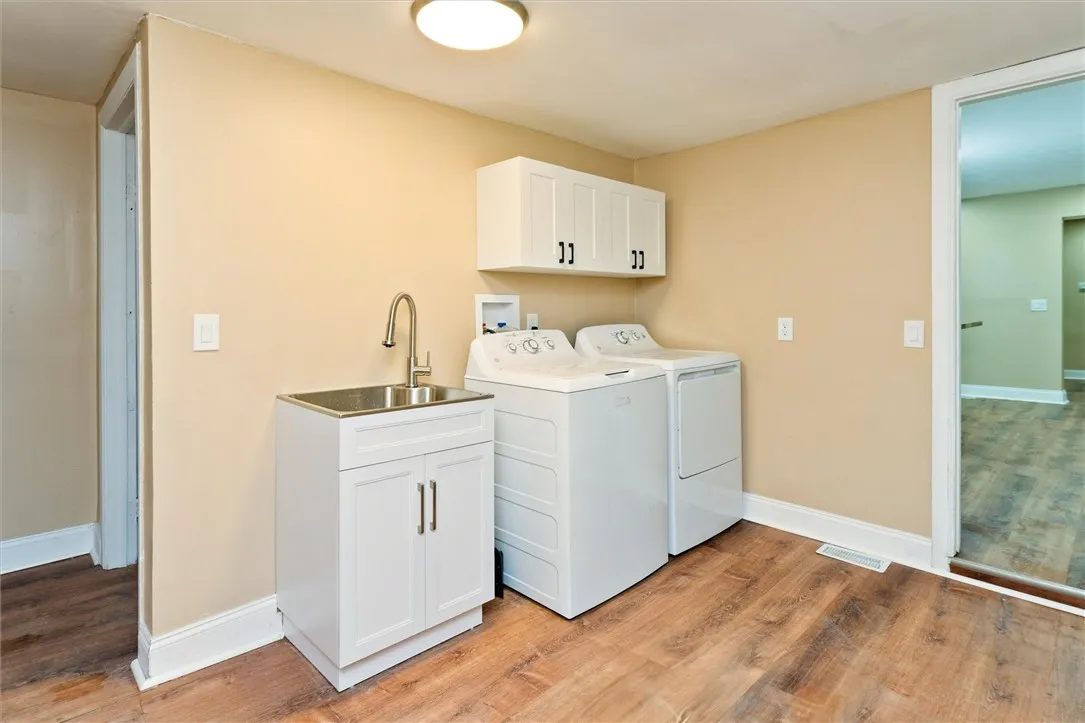 33 Brooklyn Street, Rochester, New York 14613, Rochester, New York 14613, 3 Bedrooms Bedrooms, 8 Rooms Rooms,1 BathroomBathrooms,Residential,For Sale,33 Brooklyn Street, Rochester, New York 14613,0,R1650467