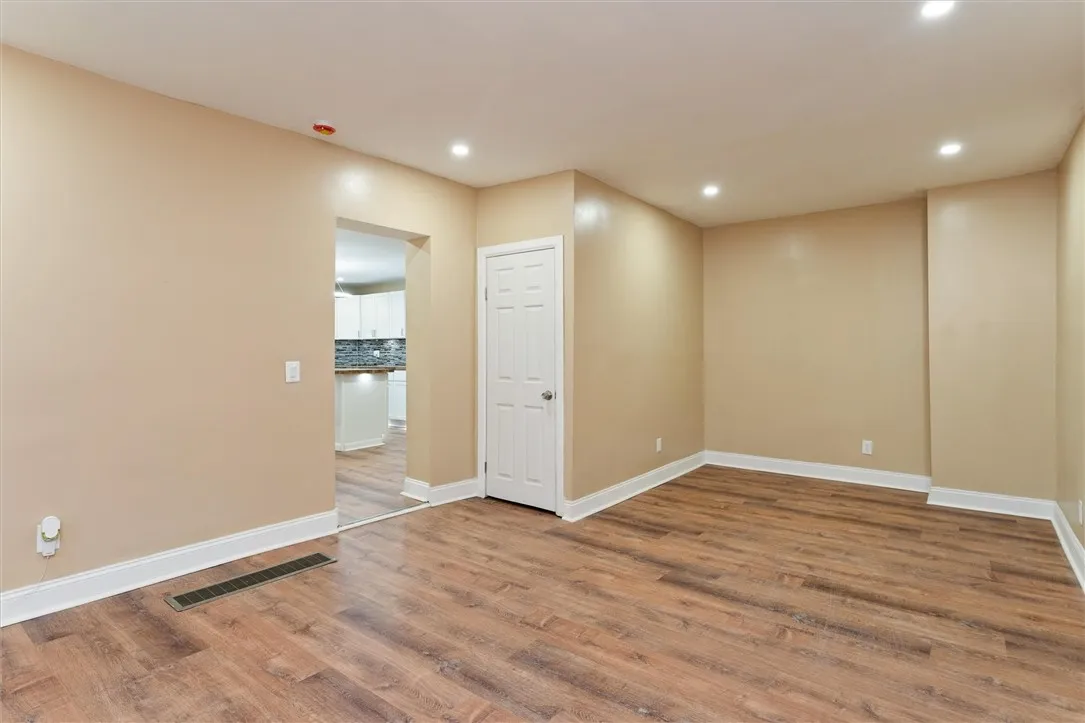 33 Brooklyn Street, Rochester, New York 14613, Rochester, New York 14613, 3 Bedrooms Bedrooms, 8 Rooms Rooms,1 BathroomBathrooms,Residential,For Sale,33 Brooklyn Street, Rochester, New York 14613,0,R1650467