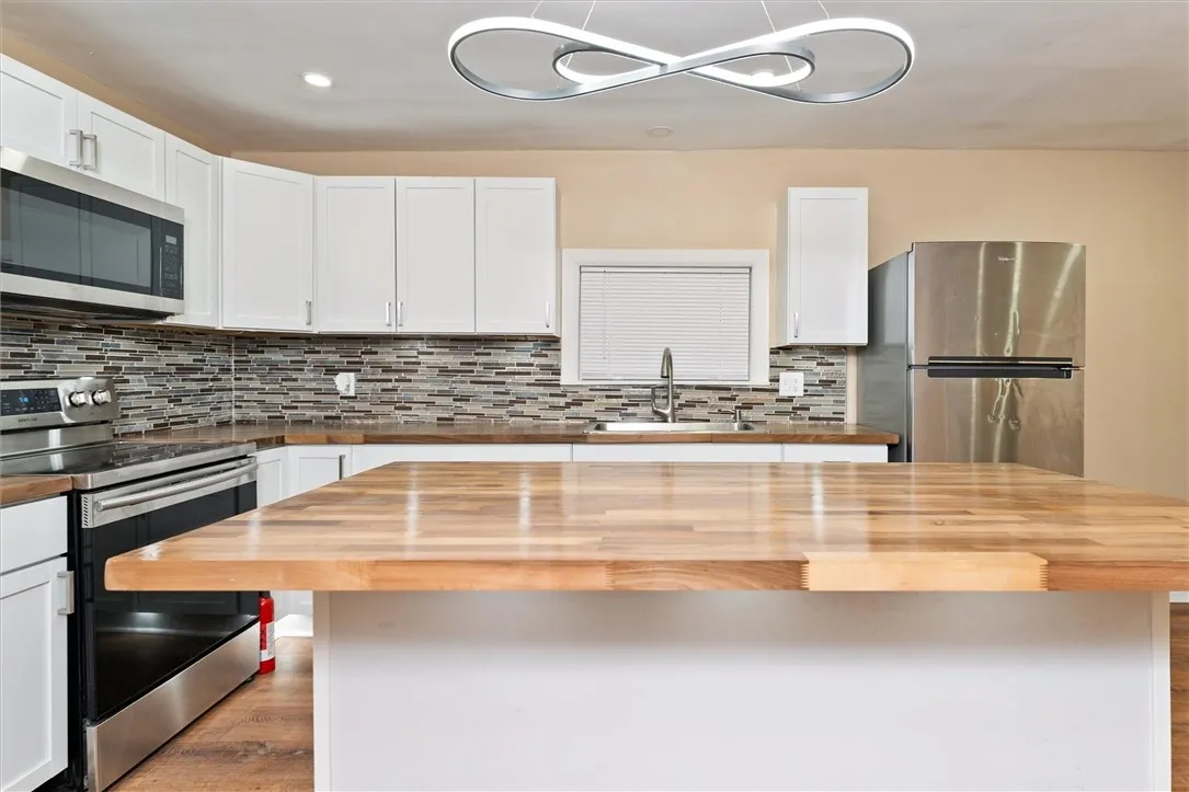 33 Brooklyn Street, Rochester, New York 14613, Rochester, New York 14613, 3 Bedrooms Bedrooms, 8 Rooms Rooms,1 BathroomBathrooms,Residential,For Sale,33 Brooklyn Street, Rochester, New York 14613,0,R1650467