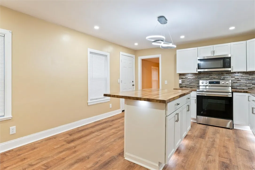 33 Brooklyn Street, Rochester, New York 14613, Rochester, New York 14613, 3 Bedrooms Bedrooms, 8 Rooms Rooms,1 BathroomBathrooms,Residential,For Sale,33 Brooklyn Street, Rochester, New York 14613,0,R1650467