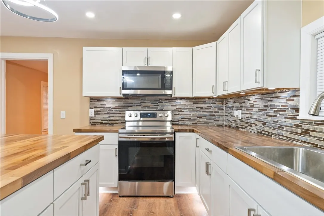 33 Brooklyn Street, Rochester, New York 14613, Rochester, New York 14613, 3 Bedrooms Bedrooms, 8 Rooms Rooms,1 BathroomBathrooms,Residential,For Sale,33 Brooklyn Street, Rochester, New York 14613,0,R1650467