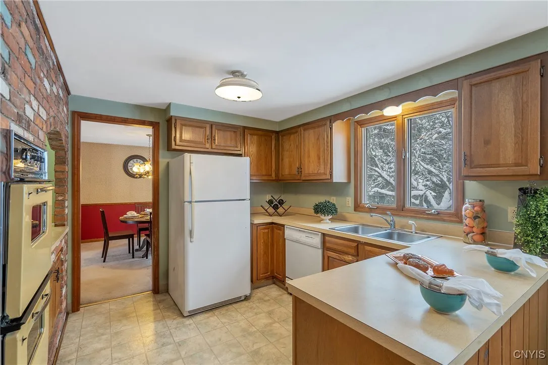 Lots of space and storage in the kitchen