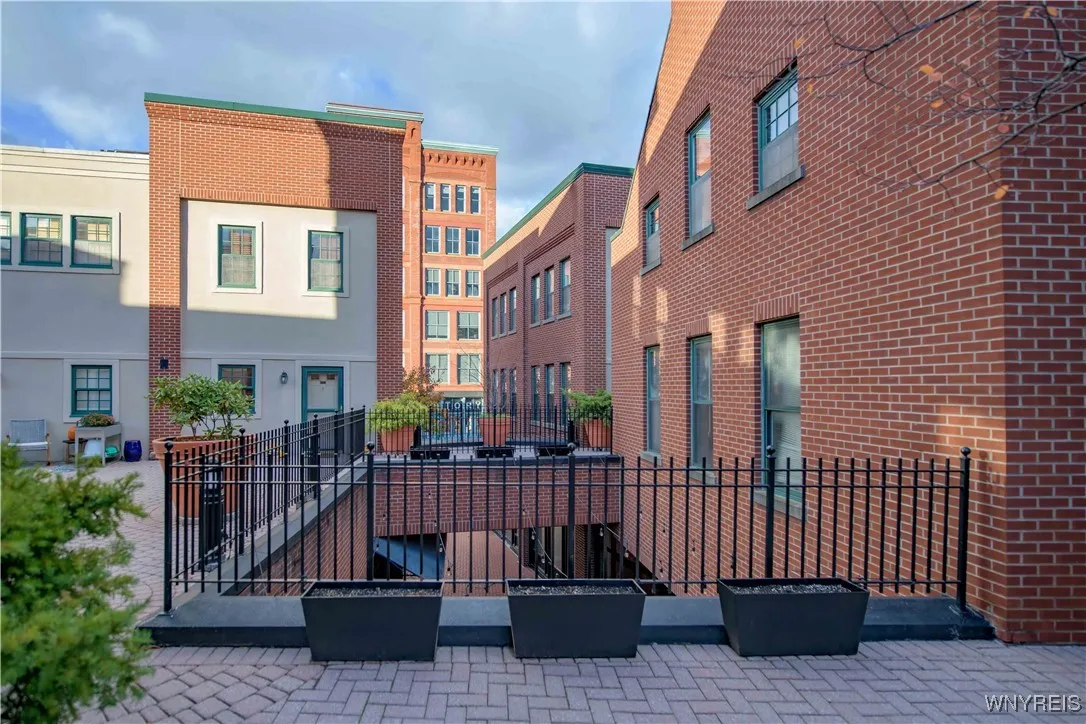 133 Walton Street 127, Syracuse, New York 13202, Syracuse, New York 13202, 2 Bedrooms Bedrooms, 2 Rooms Rooms,1 BathroomBathrooms,Residential,For Sale,133 Walton Street 127, Syracuse, New York 13202,0,B1650371