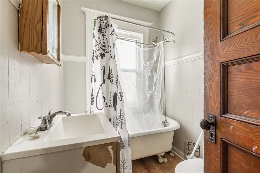 32 Fair Pl, Rochester, New York 14609, Rochester, New York 14609, 4 Bedrooms Bedrooms, 10 Rooms Rooms,2 BathroomsBathrooms,Residential,For Sale,32 Fair Pl, Rochester, New York 14609,0,R1650447