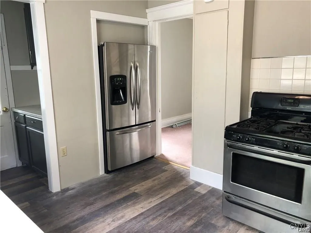 139 Strong Avenue, Syracuse, New York 13210, Syracuse, New York 13210, 4 Bedrooms Bedrooms, 9 Rooms Rooms,1 BathroomBathrooms,Residential Lease,For Rent,139 Strong Avenue, Syracuse, New York 13210,0,S1650372