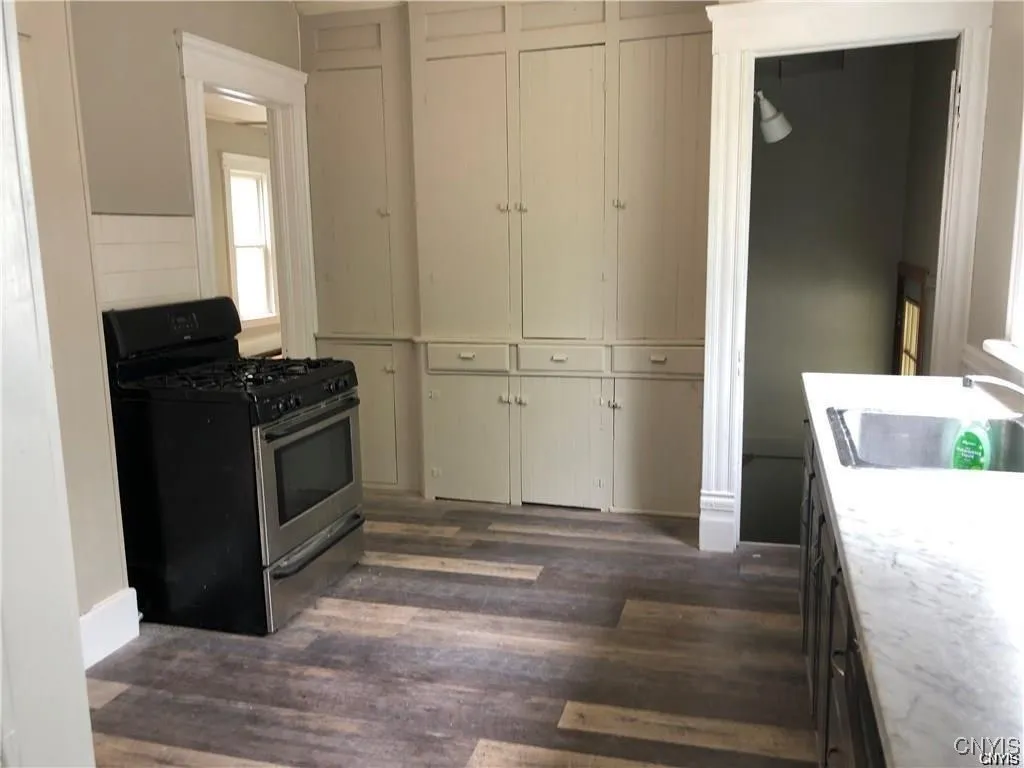 139 Strong Avenue, Syracuse, New York 13210, Syracuse, New York 13210, 4 Bedrooms Bedrooms, 9 Rooms Rooms,1 BathroomBathrooms,Residential Lease,For Rent,139 Strong Avenue, Syracuse, New York 13210,0,S1650372