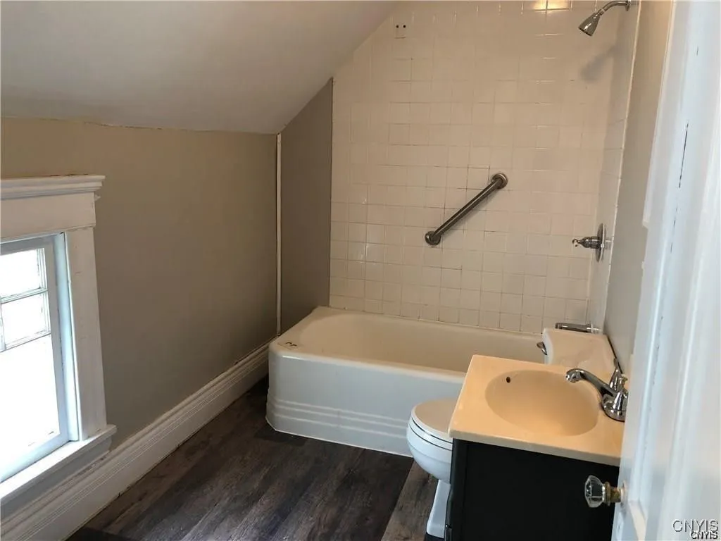 139 Strong Avenue, Syracuse, New York 13210, Syracuse, New York 13210, 4 Bedrooms Bedrooms, 9 Rooms Rooms,1 BathroomBathrooms,Residential Lease,For Rent,139 Strong Avenue, Syracuse, New York 13210,0,S1650372