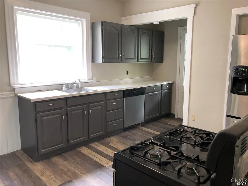 139 Strong Avenue, Syracuse, New York 13210, Syracuse, New York 13210, 4 Bedrooms Bedrooms, 9 Rooms Rooms,1 BathroomBathrooms,Residential Lease,For Rent,139 Strong Avenue, Syracuse, New York 13210,0,S1650372