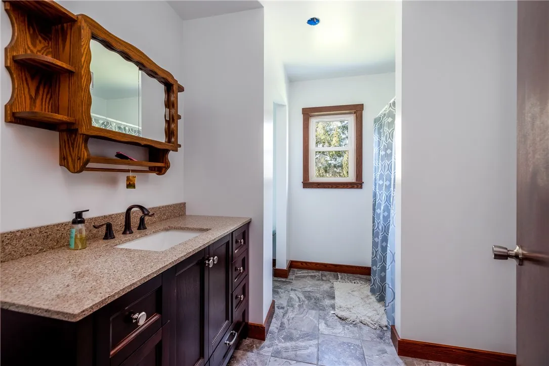 2nd-floor full bathroom