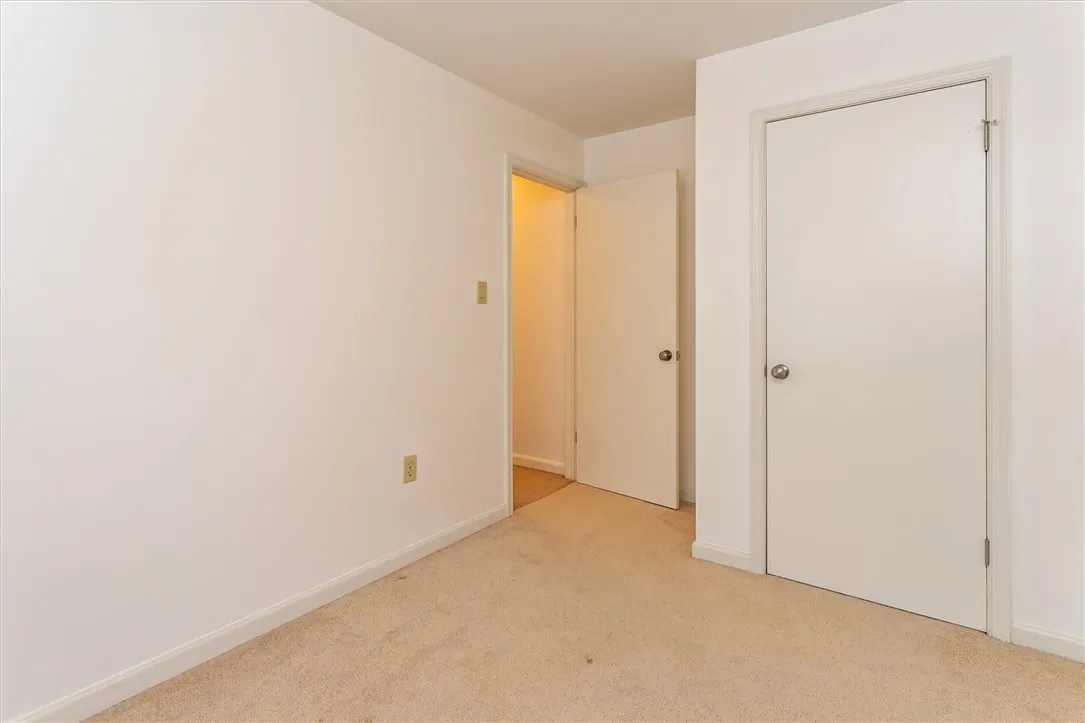 Walkin closet/Primary Suite