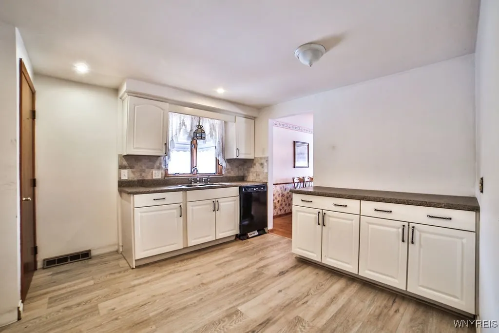 50 Mary Lou Lane, Cheektowaga, New York 14043, Cheektowaga, New York 14043, 2 Bedrooms Bedrooms, 5 Rooms Rooms,1 BathroomBathrooms,Residential,For Sale,50 Mary Lou Lane, Cheektowaga, New York 14043,0,B1649758