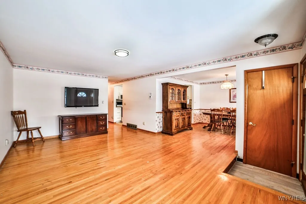 50 Mary Lou Lane, Cheektowaga, New York 14043, Cheektowaga, New York 14043, 2 Bedrooms Bedrooms, 5 Rooms Rooms,1 BathroomBathrooms,Residential,For Sale,50 Mary Lou Lane, Cheektowaga, New York 14043,0,B1649758