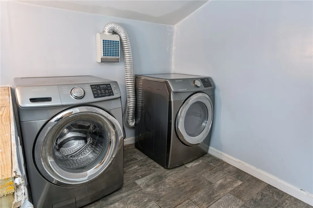 1ST FLOOR LAUNDRY/MUDROOM OFF THE KITCHEN