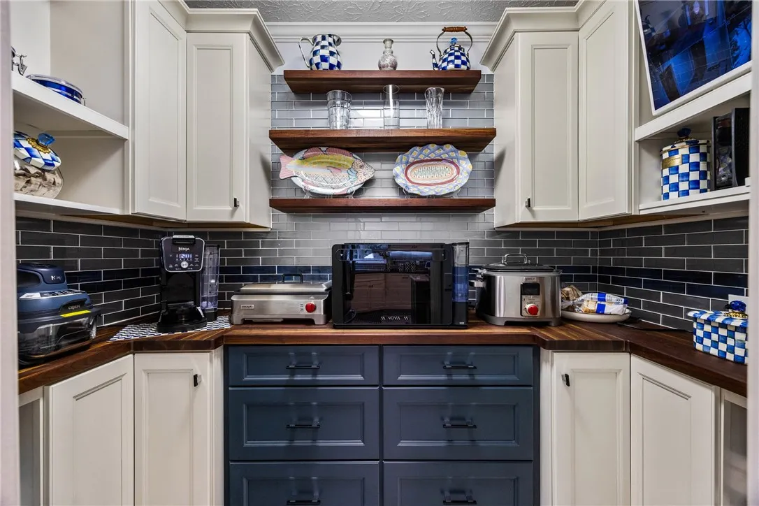 40 Thendara Lane, Irondequoit, New York 14617, Irondequoit, New York 14617, 4 Bedrooms Bedrooms, 8 Rooms Rooms,3 BathroomsBathrooms,Residential,For Sale,40 Thendara Lane, Irondequoit, New York 14617,0,R1650400