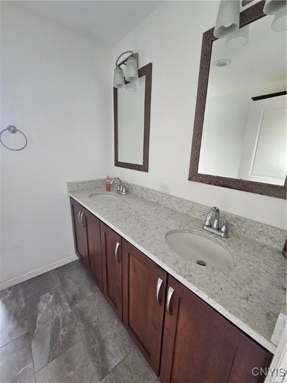 Primary bedroom on suite. 2 faucets