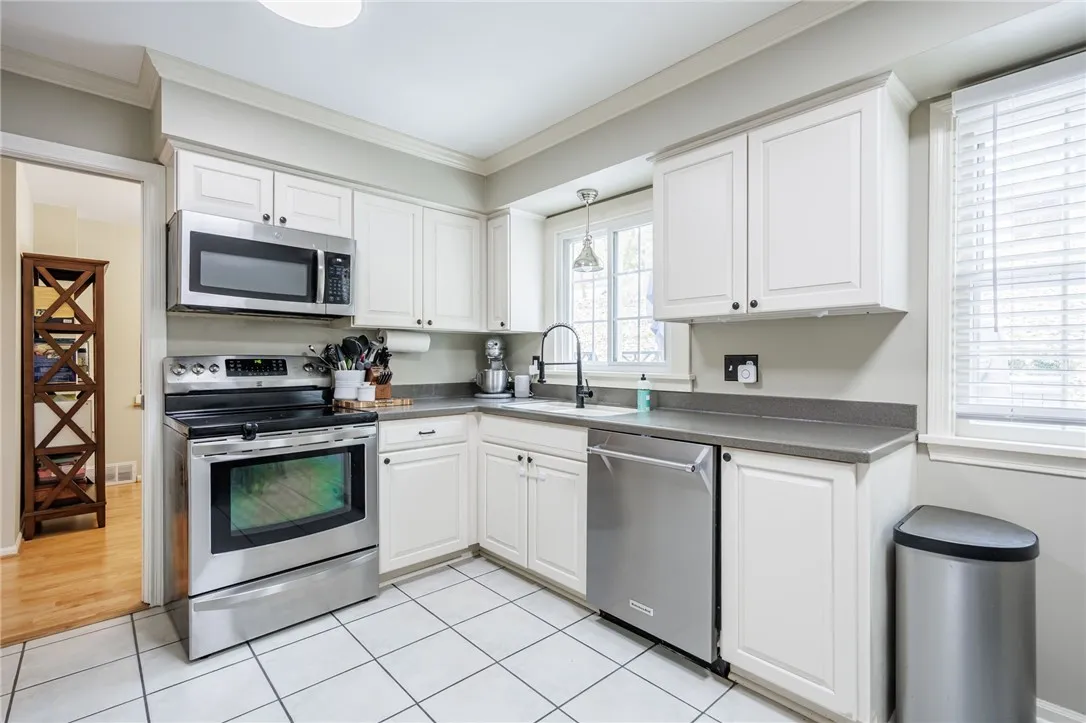 2 Park Bluff Way, Pittsford, New York 14534, Pittsford, New York 14534, 4 Bedrooms Bedrooms, 9 Rooms Rooms,2 BathroomsBathrooms,Residential,For Sale,2 Park Bluff Way, Pittsford, New York 14534,0,R1650508