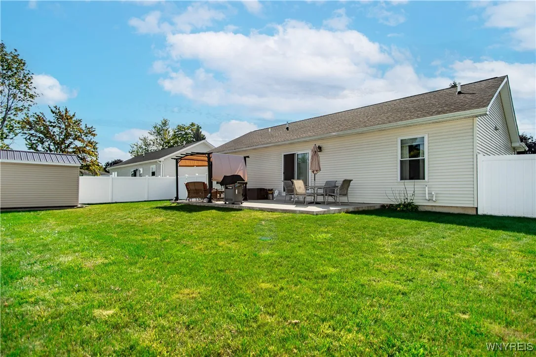 BACKYARD FULLY FENCED 6FT VINYL