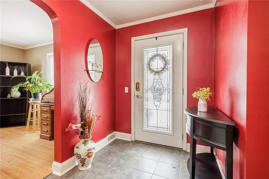 Beautiful, large & inviting entryway.