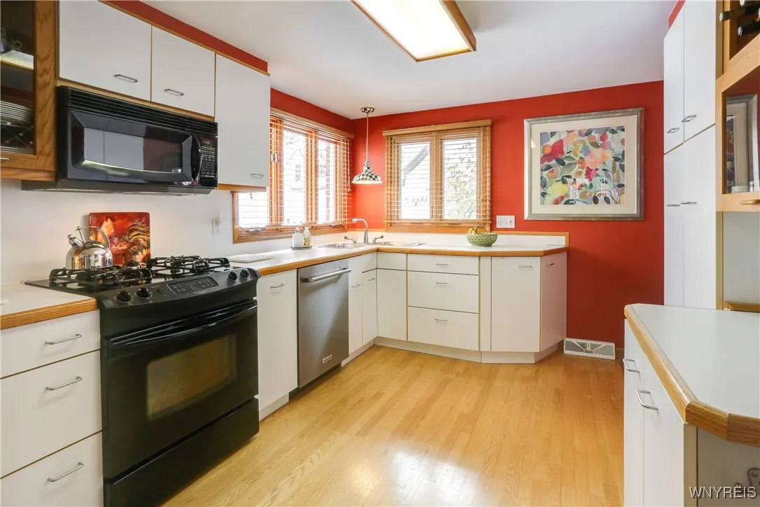 112 Walton Drive, Amherst, New York 14226, Amherst, New York 14226, 3 Bedrooms Bedrooms, 9 Rooms Rooms,3 BathroomsBathrooms,Residential,For Sale,112 Walton Drive, Amherst, New York 14226,0,B1650572