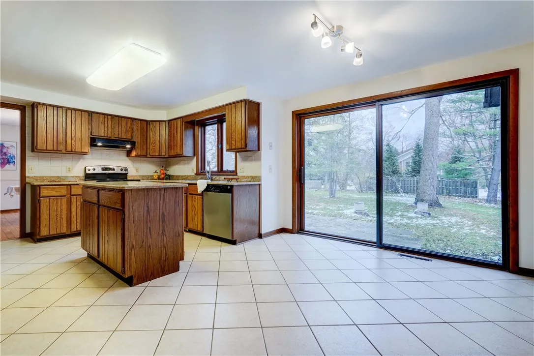 15 White Briar, Pittsford, New York 14534, Pittsford, New York 14534, 4 Bedrooms Bedrooms, 9 Rooms Rooms,2 BathroomsBathrooms,Residential,For Sale,15 White Briar, Pittsford, New York 14534,0,R1650460