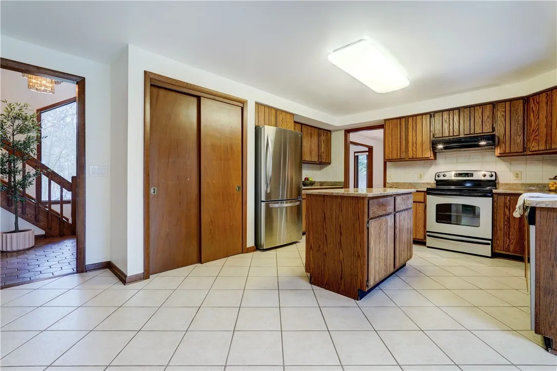 15 White Briar, Pittsford, New York 14534, Pittsford, New York 14534, 4 Bedrooms Bedrooms, 9 Rooms Rooms,2 BathroomsBathrooms,Residential,For Sale,15 White Briar, Pittsford, New York 14534,0,R1650460