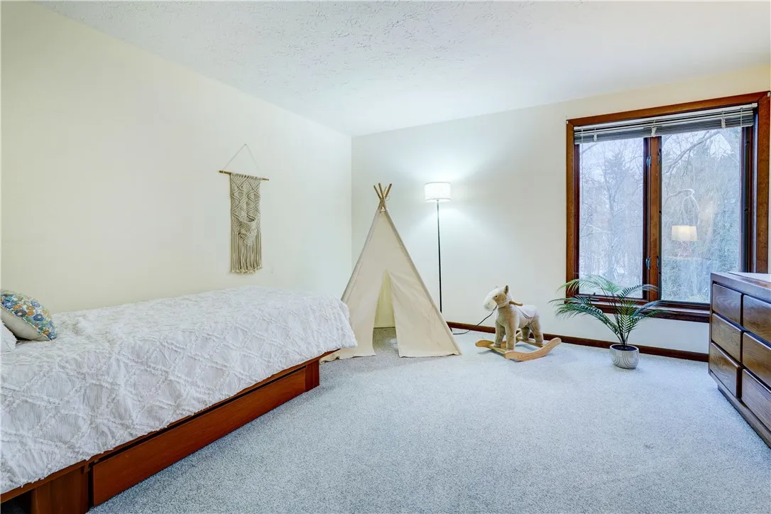 15 White Briar, Pittsford, New York 14534, Pittsford, New York 14534, 4 Bedrooms Bedrooms, 9 Rooms Rooms,2 BathroomsBathrooms,Residential,For Sale,15 White Briar, Pittsford, New York 14534,0,R1650460