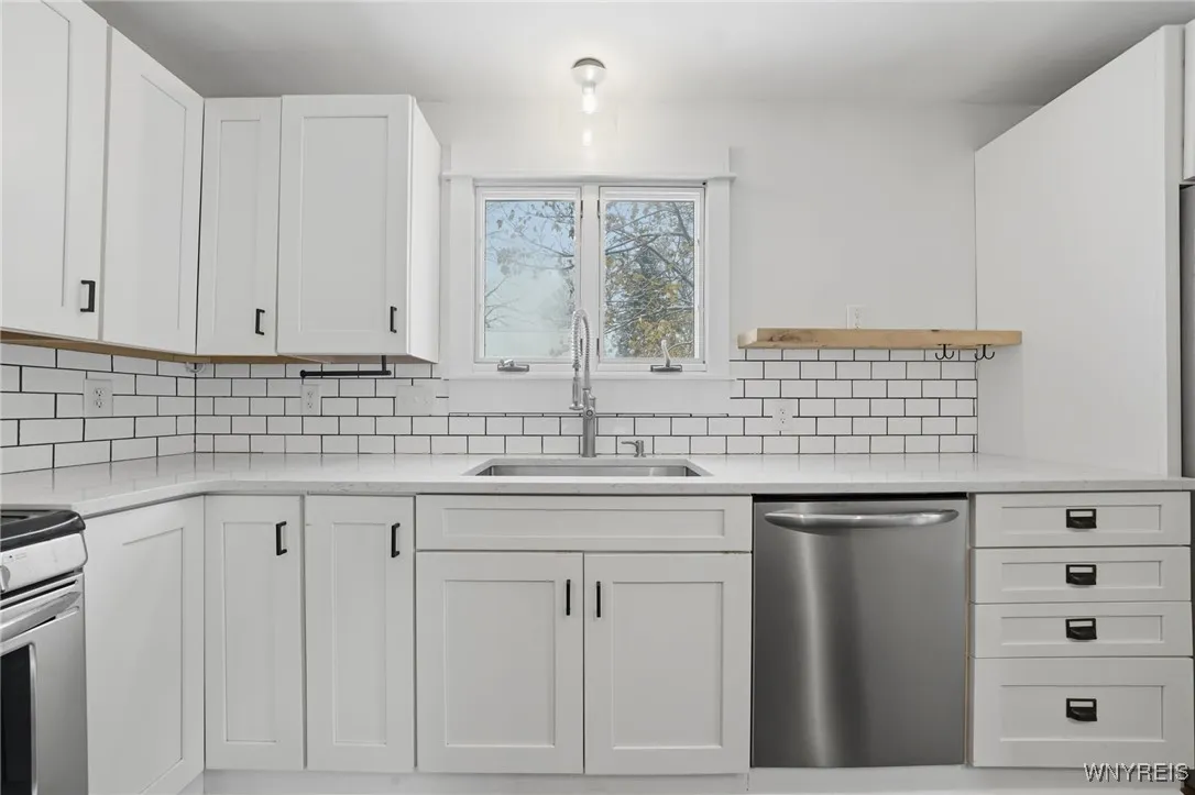 4316 Clinton Street, West Seneca, New York 14224, West Seneca, New York 14224, 3 Bedrooms Bedrooms, 8 Rooms Rooms,1 BathroomBathrooms,Residential Lease,For Rent,4316 Clinton Street, West Seneca, New York 14224,0,B1649321