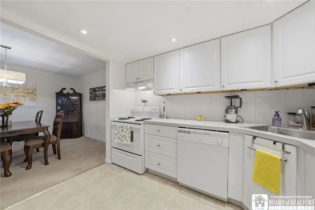 100 Carriage Drive 4, Orchard Park, New York 14127, Orchard Park, New York 14127, 2 Bedrooms Bedrooms, 7 Rooms Rooms,1 BathroomBathrooms,Residential,For Sale,100 Carriage Drive 4, Orchard Park, New York 14127,0,R1650575