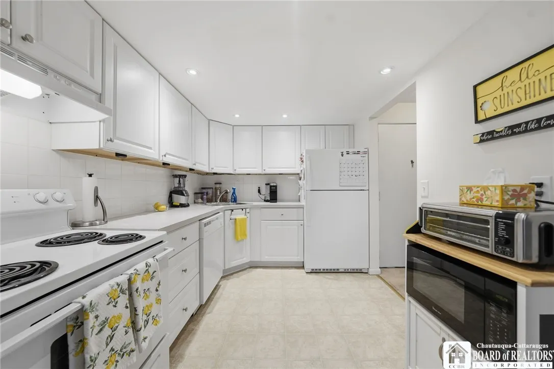 100 Carriage Drive 4, Orchard Park, New York 14127, Orchard Park, New York 14127, 2 Bedrooms Bedrooms, 7 Rooms Rooms,1 BathroomBathrooms,Residential,For Sale,100 Carriage Drive 4, Orchard Park, New York 14127,0,R1650575