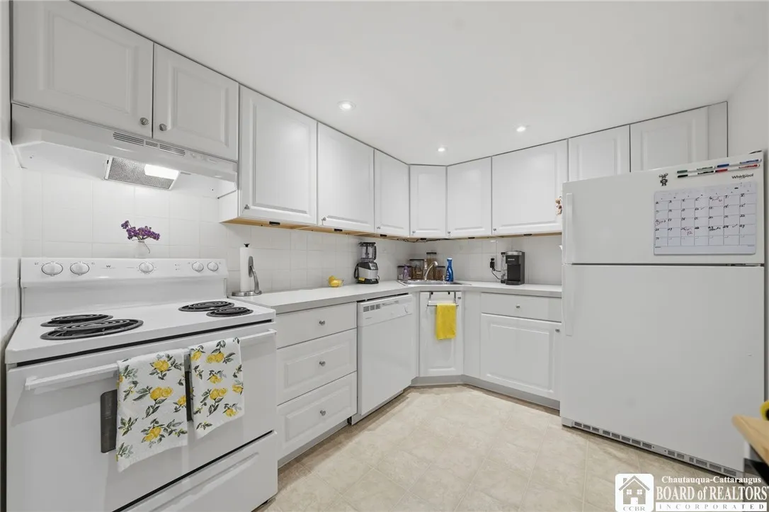 100 Carriage Drive 4, Orchard Park, New York 14127, Orchard Park, New York 14127, 2 Bedrooms Bedrooms, 7 Rooms Rooms,1 BathroomBathrooms,Residential,For Sale,100 Carriage Drive 4, Orchard Park, New York 14127,0,R1650575