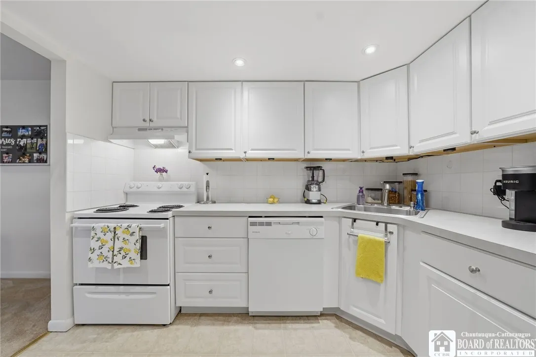 100 Carriage Drive 4, Orchard Park, New York 14127, Orchard Park, New York 14127, 2 Bedrooms Bedrooms, 7 Rooms Rooms,1 BathroomBathrooms,Residential,For Sale,100 Carriage Drive 4, Orchard Park, New York 14127,0,R1650575