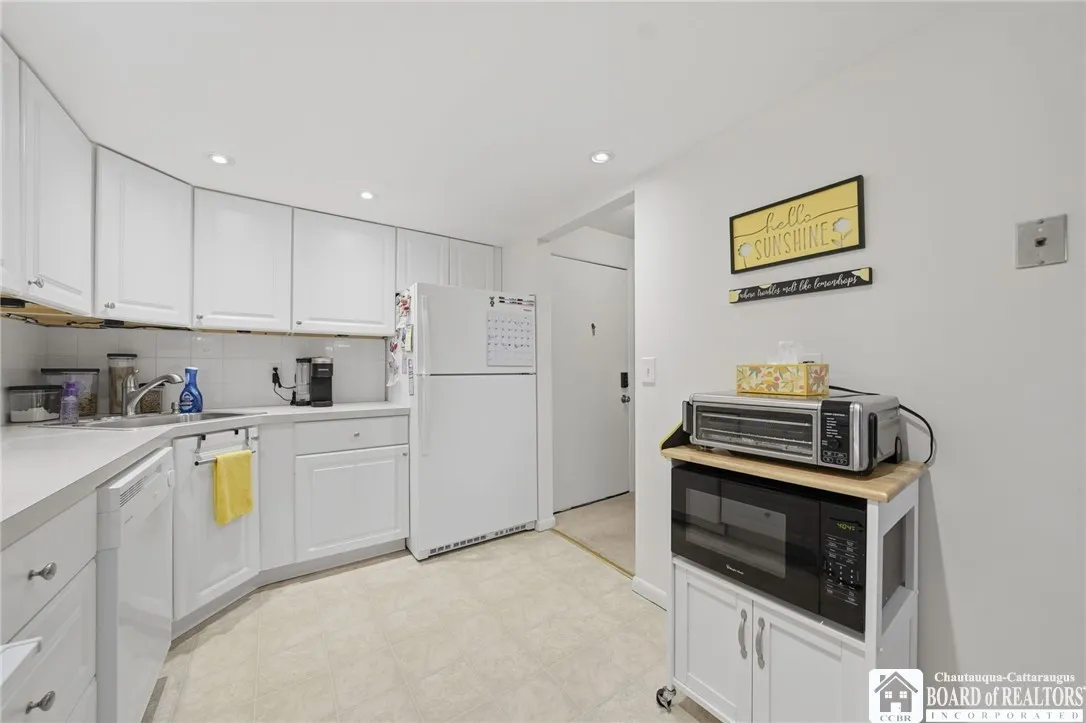 100 Carriage Drive 4, Orchard Park, New York 14127, Orchard Park, New York 14127, 2 Bedrooms Bedrooms, 7 Rooms Rooms,1 BathroomBathrooms,Residential,For Sale,100 Carriage Drive 4, Orchard Park, New York 14127,0,R1650575