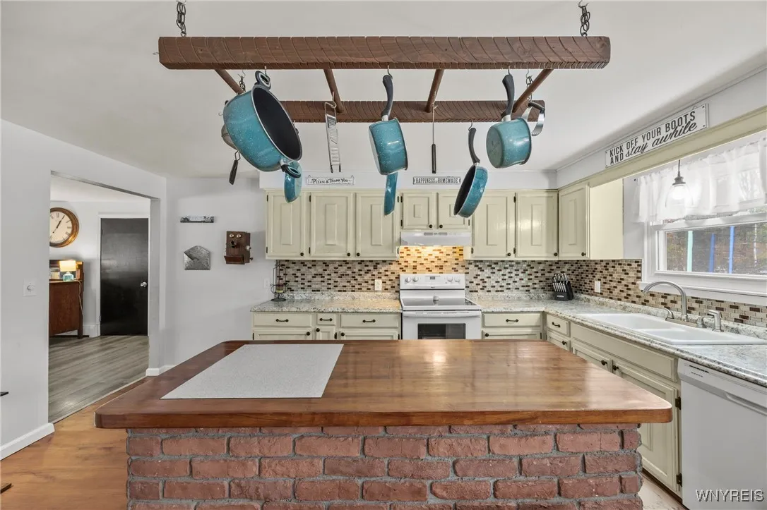 4037 Calkins Road, Lewiston, New York 14174, Lewiston, New York 14174, 3 Bedrooms Bedrooms, 6 Rooms Rooms,2 BathroomsBathrooms,Residential,For Sale,4037 Calkins Road, Lewiston, New York 14174,0,B1649971