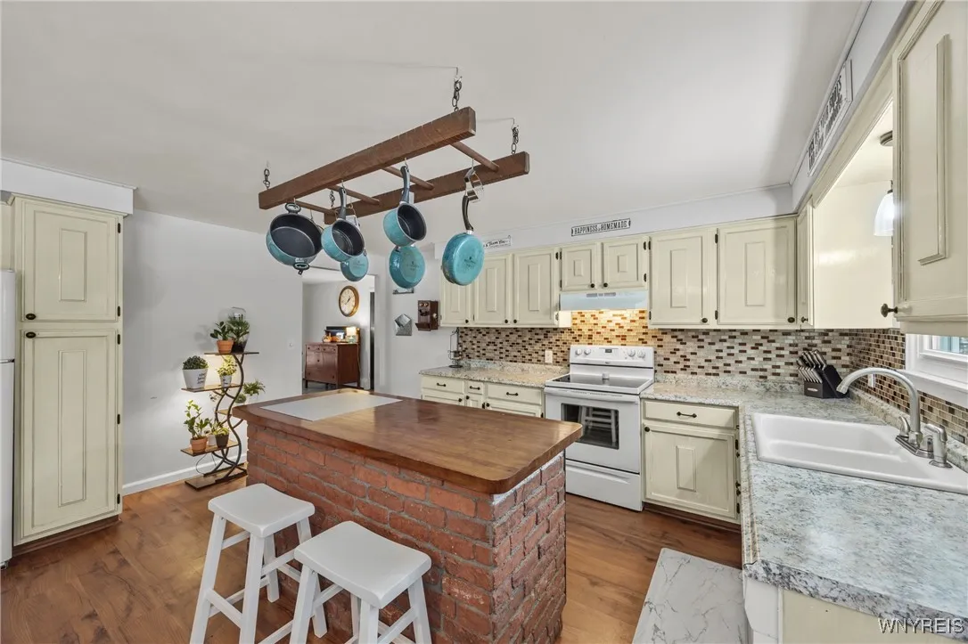 4037 Calkins Road, Lewiston, New York 14174, Lewiston, New York 14174, 3 Bedrooms Bedrooms, 6 Rooms Rooms,2 BathroomsBathrooms,Residential,For Sale,4037 Calkins Road, Lewiston, New York 14174,0,B1649971