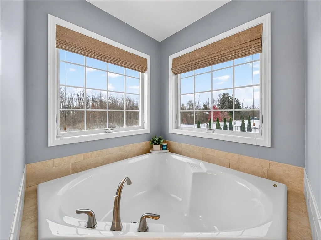 En-Suite Soaking Tub w/Corner Windows