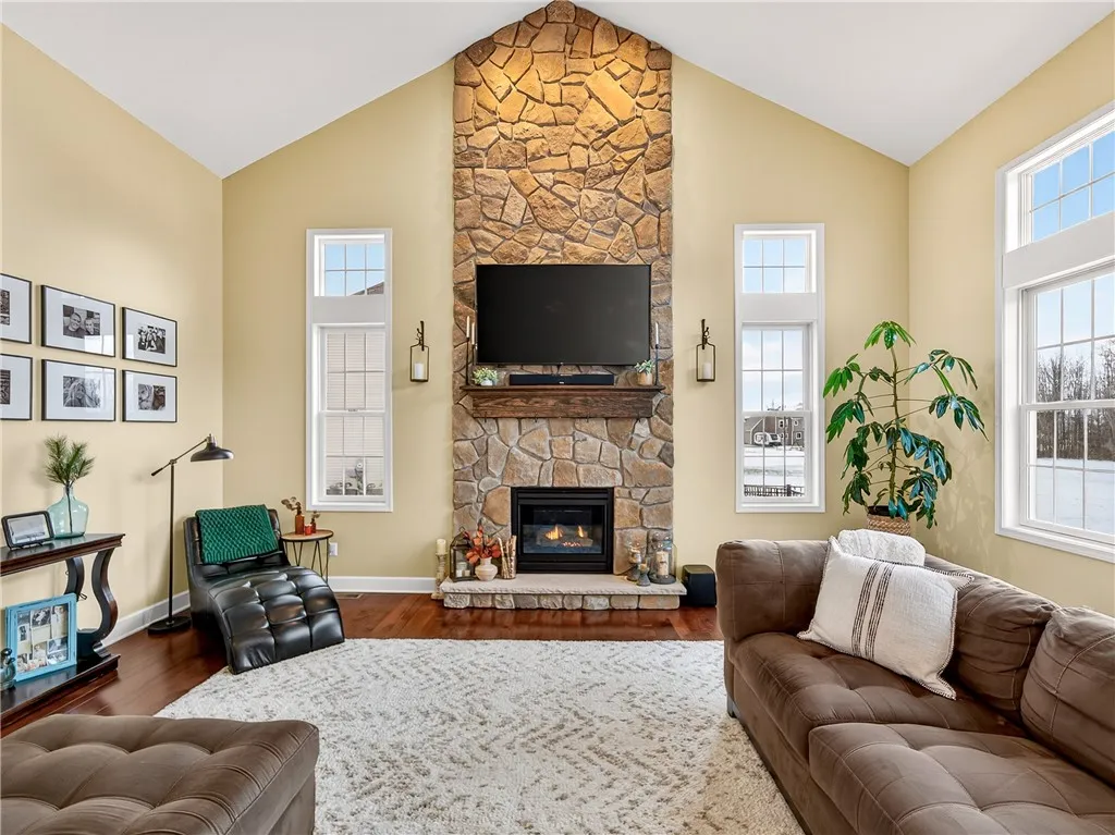 2 Story Great Rm w/floor to ceiling stone front Gas FP and Hrdwd Flrs