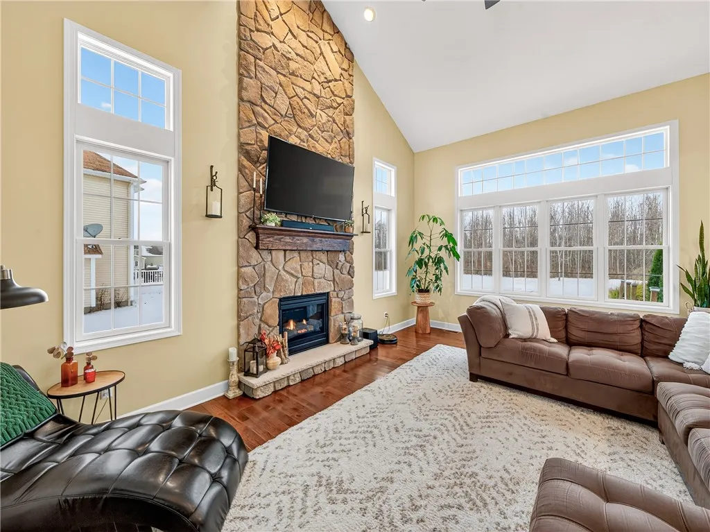 2 Story Great Rm w/floor to ceiling stone front Gas FP and Hrdwd Flrs