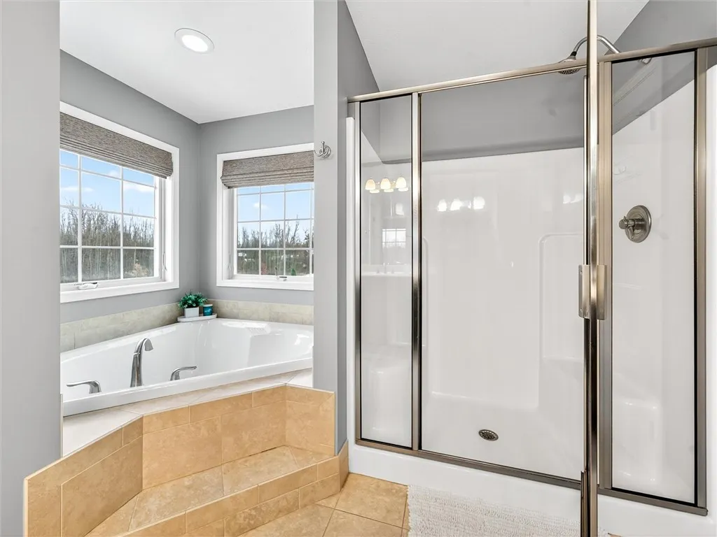 Primary En-Suite w/Soaking Tub and Walk-in Shower