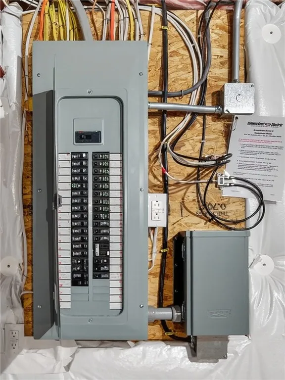 200 Amp Electrical Panel Box w/Hard Wire Transfer switch