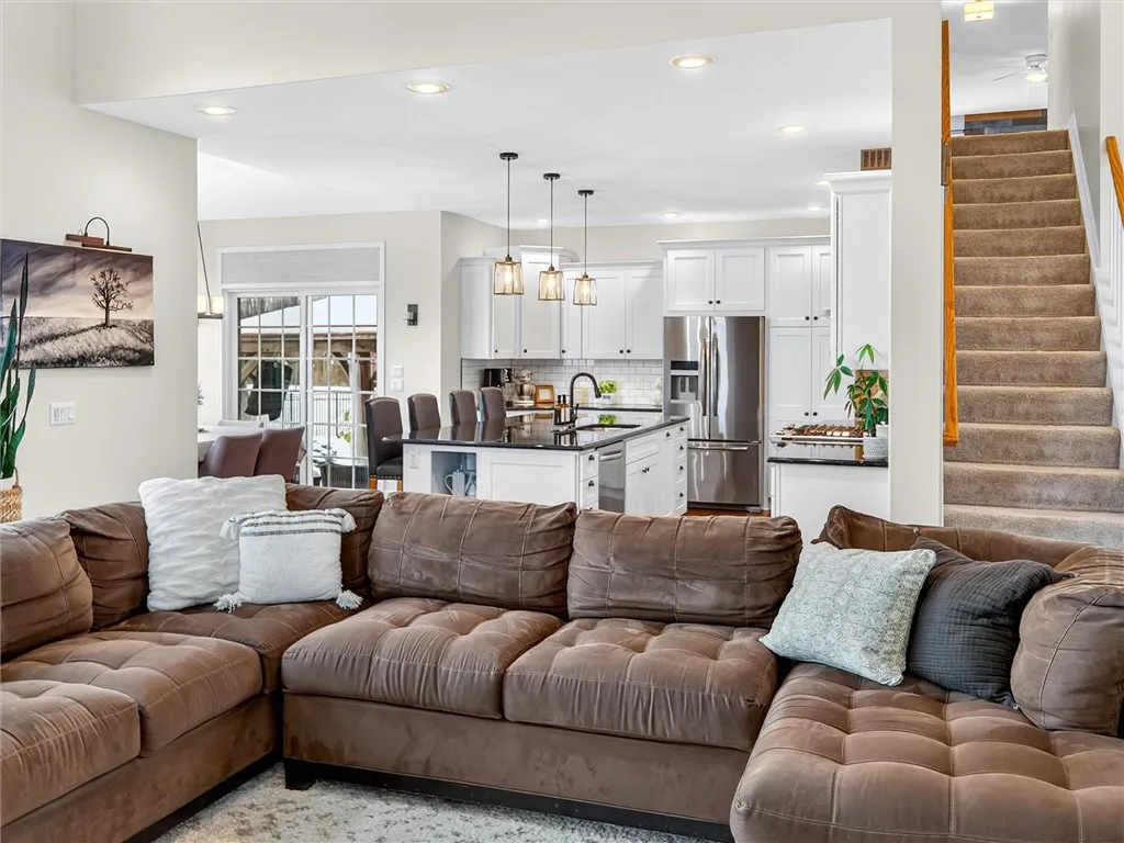 2 Story Great Rm looking to Custom kitchen