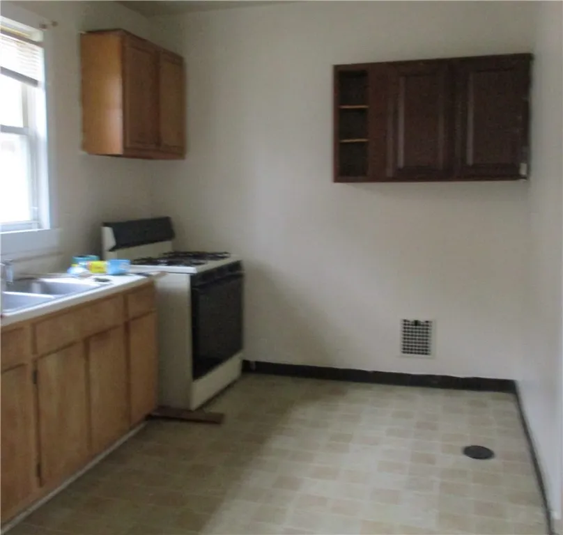 128 Bartlett Street, Rochester, New York 14608, Rochester, New York 14608, 2 Bedrooms Bedrooms, 4 Rooms Rooms,1 BathroomBathrooms,Residential Lease,For Rent,128 Bartlett Street, Rochester, New York 14608,0,R1650605