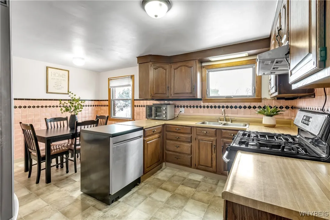 Kitchen-appliances included