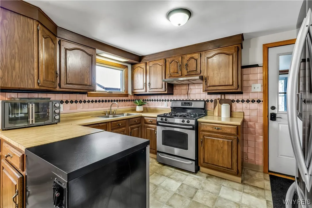 Kitchen-appliances included