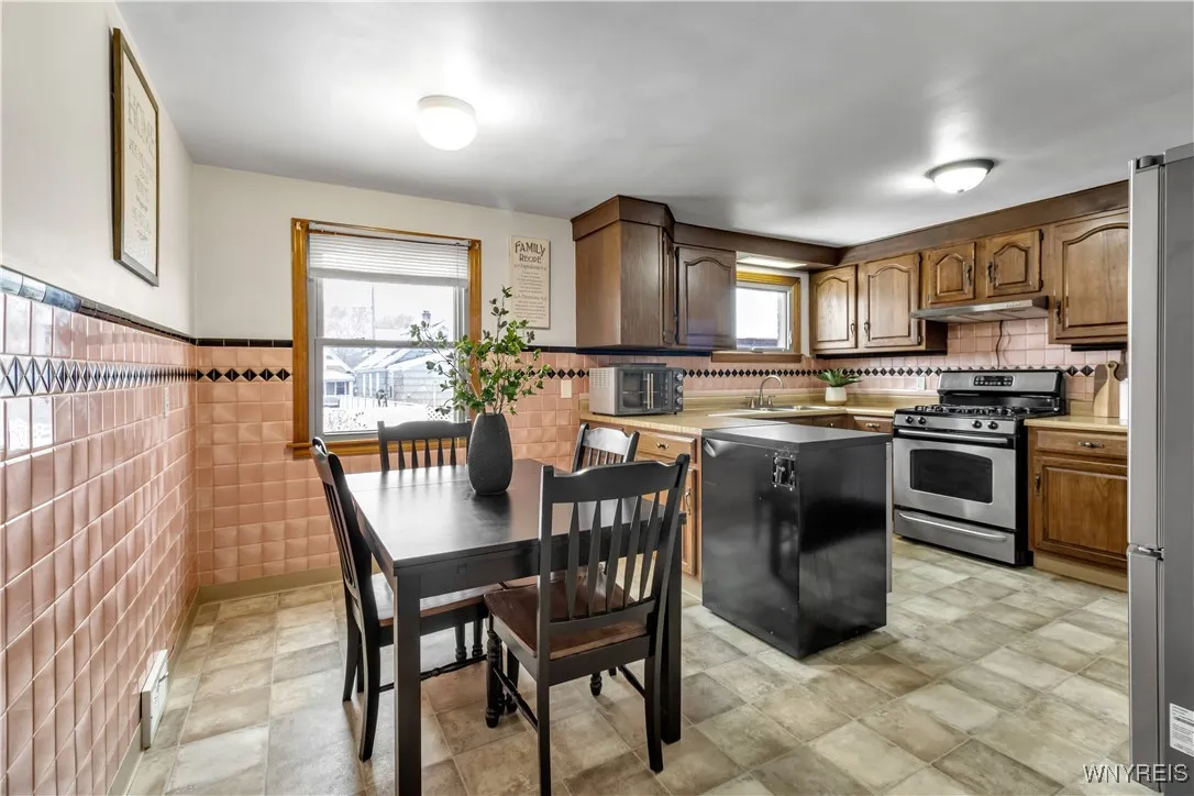 Kitchen-appliances included