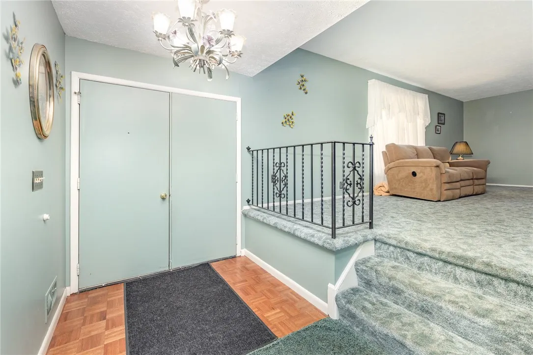 28 Venice Circle, Irondequoit, New York 14609, Irondequoit, New York 14609, 4 Bedrooms Bedrooms, 7 Rooms Rooms,2 BathroomsBathrooms,Residential,For Sale,28 Venice Circle, Irondequoit, New York 14609,0,R1650054