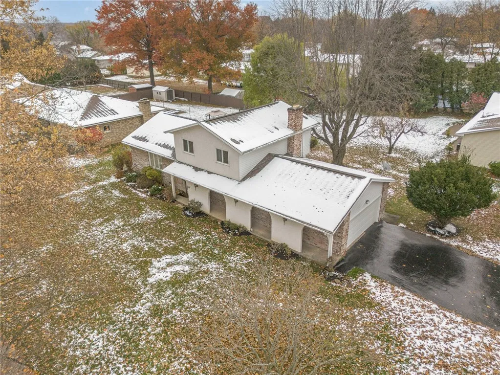 28 Venice Circle, Irondequoit, New York 14609, Irondequoit, New York 14609, 4 Bedrooms Bedrooms, 7 Rooms Rooms,2 BathroomsBathrooms,Residential,For Sale,28 Venice Circle, Irondequoit, New York 14609,0,R1650054