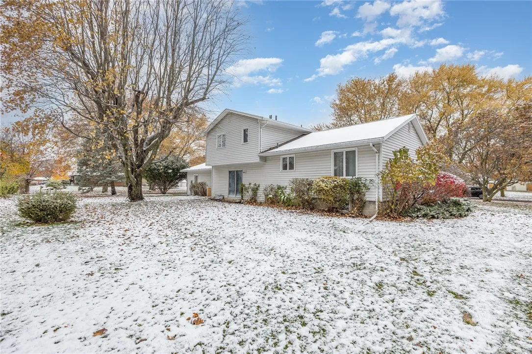 28 Venice Circle, Irondequoit, New York 14609, Irondequoit, New York 14609, 4 Bedrooms Bedrooms, 7 Rooms Rooms,2 BathroomsBathrooms,Residential,For Sale,28 Venice Circle, Irondequoit, New York 14609,0,R1650054