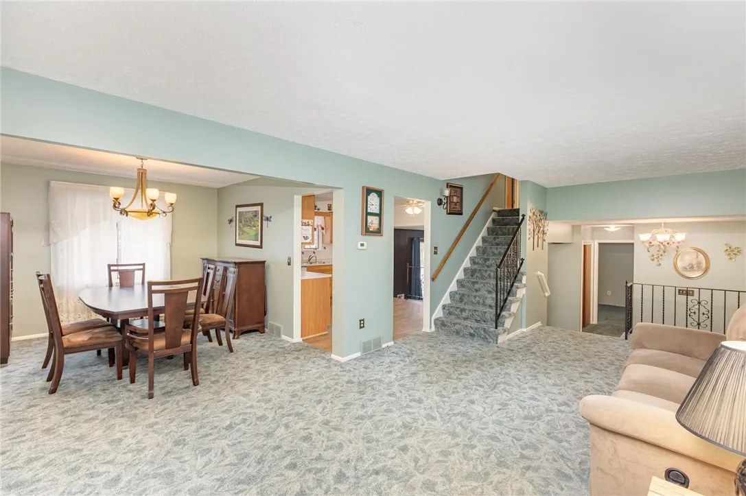 28 Venice Circle, Irondequoit, New York 14609, Irondequoit, New York 14609, 4 Bedrooms Bedrooms, 7 Rooms Rooms,2 BathroomsBathrooms,Residential,For Sale,28 Venice Circle, Irondequoit, New York 14609,0,R1650054