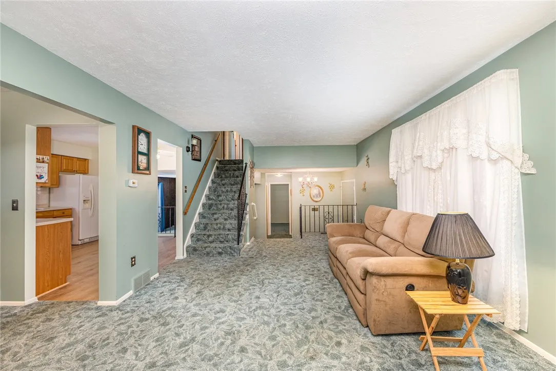 28 Venice Circle, Irondequoit, New York 14609, Irondequoit, New York 14609, 4 Bedrooms Bedrooms, 7 Rooms Rooms,2 BathroomsBathrooms,Residential,For Sale,28 Venice Circle, Irondequoit, New York 14609,0,R1650054